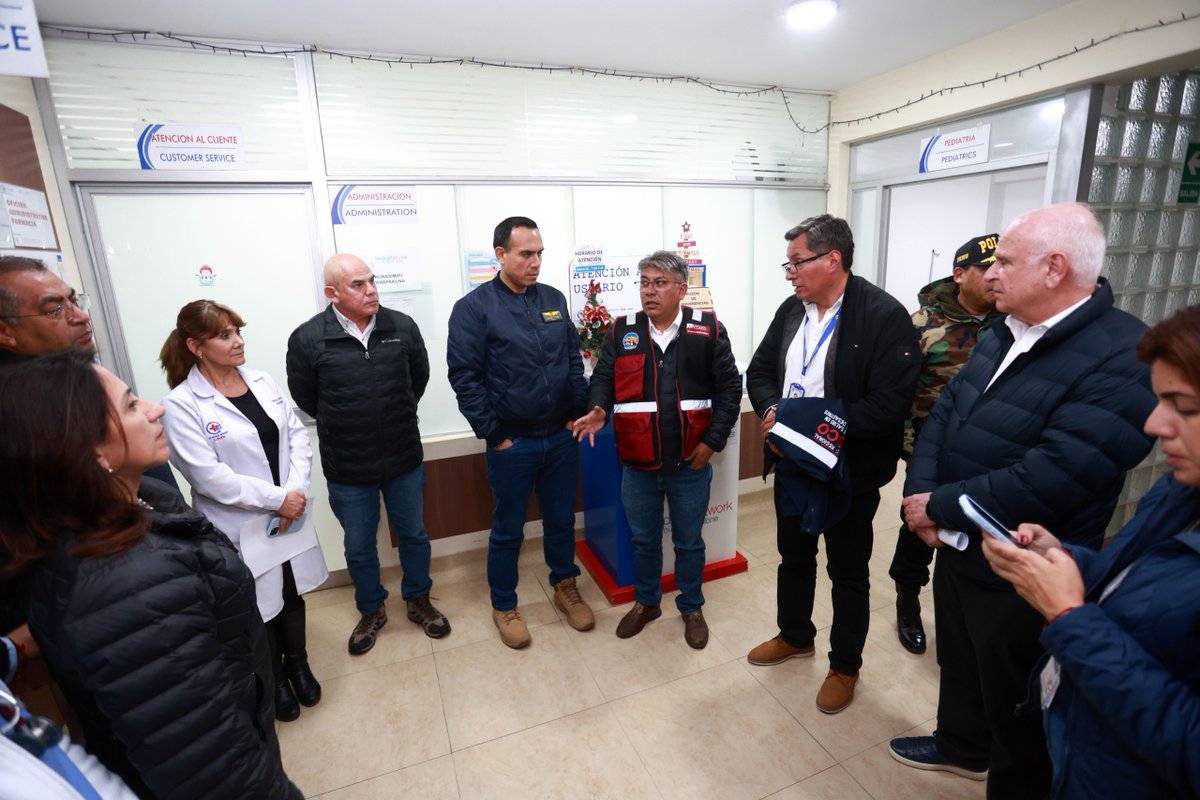 Continuando con las acciones de atención y seguimiento a la emergencia, el presidente de la república, José Jerí, realizó visitas a clínicas en la región #Cusco para conocer el estado de salud de las personas heridas tras el accidente ferroviario. Durante su recorrido, recibió