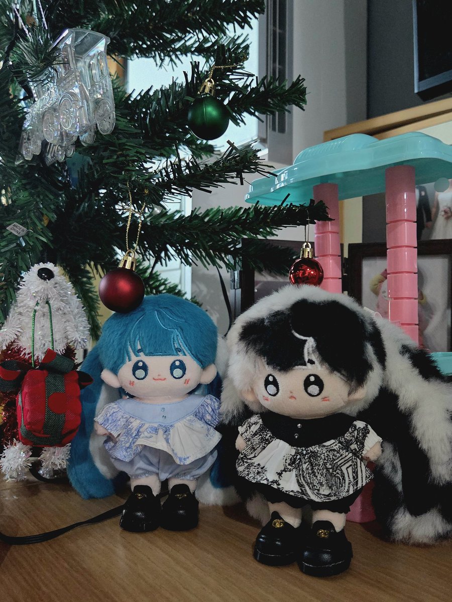 샘플 단계부터 매우 탐내던 옷♥️
블루를 희망했는데
블랙도 넘 예뻐서 탐냈따리
예쁜 옷 감사해요♥️

#밍맹묭
#얼룩포리
#피콕포리
👗 <a href="/lunar_plant/">🌙Cre (D용 pory 위시 25개월)</a>