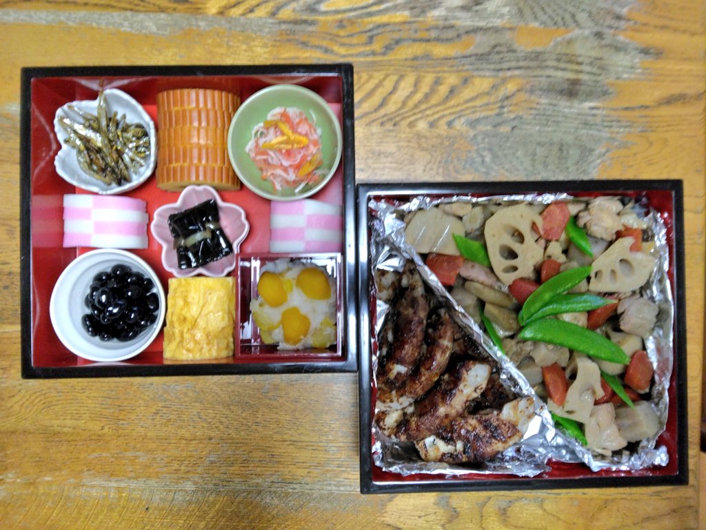 おせちできた🙌✨
今年は早めに終わったぞ！
お正月飾りがどこかいってしまって座りが良くないけど、まいっか😌