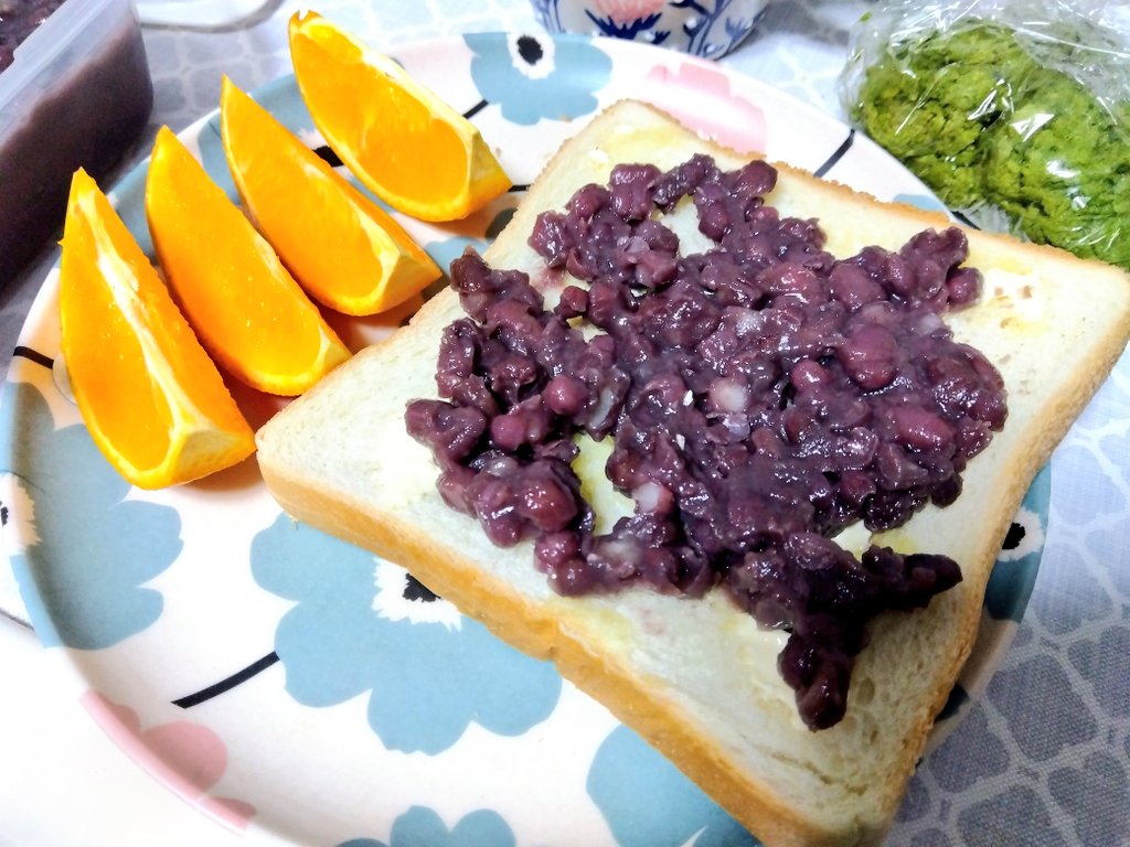 小豆を煮てトースト乗っけ🫘
奥の緑のはおからパン🍞
自分で作ると砂糖多めにしたつもりでも全然甘くなくてびっくりするよね😅