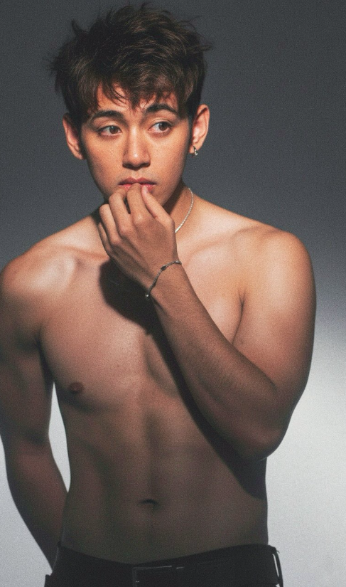 AboutMusicYT's tweet photo. Taehyung blesses the last day of the year with new photos. https://t.co/0SA3D2Et20