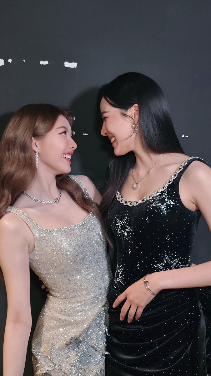 จากผู้อยู่ในเหตุการณ์ 
หลังจากสบตา ดาราก็ลื่นเลยค่ะ 😳

LINGORM COUNTDOWN ICONSIAM 
#LingOrmHNYatICONSIAM 
#LingOrm #หลิงออม