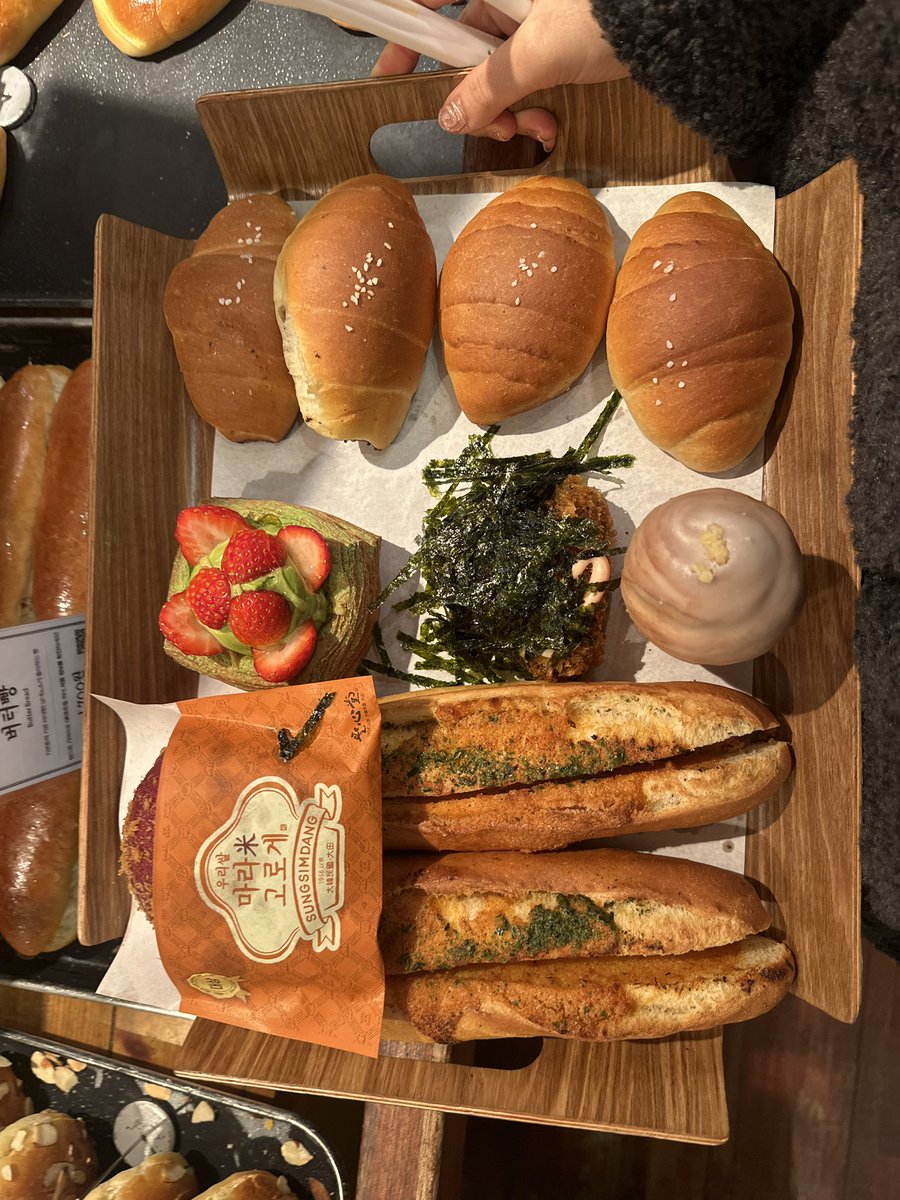 samachive's tweet image. 2025 마지막 여행을 빙자한 빵순례
•• 밀가루 도시 Daejeon 🥨🥖🤎

(붕어빵 4마리가 어뜨케 천원이됴)
O
     o
             o