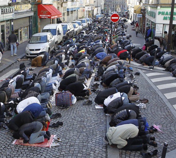 Nog even een #BrigitteBardot nabrander.

In 1995 kreeg ze een boete voor de quote: "Mijn land wordt  overspoeld door moslims, Frankrijk islamiseert in de toekomst." 

Nu roept iedereen ‘raciste!’

Frankrijk in 2025. Foto rechts.
Just saying. 
Stelletje dombo’s.