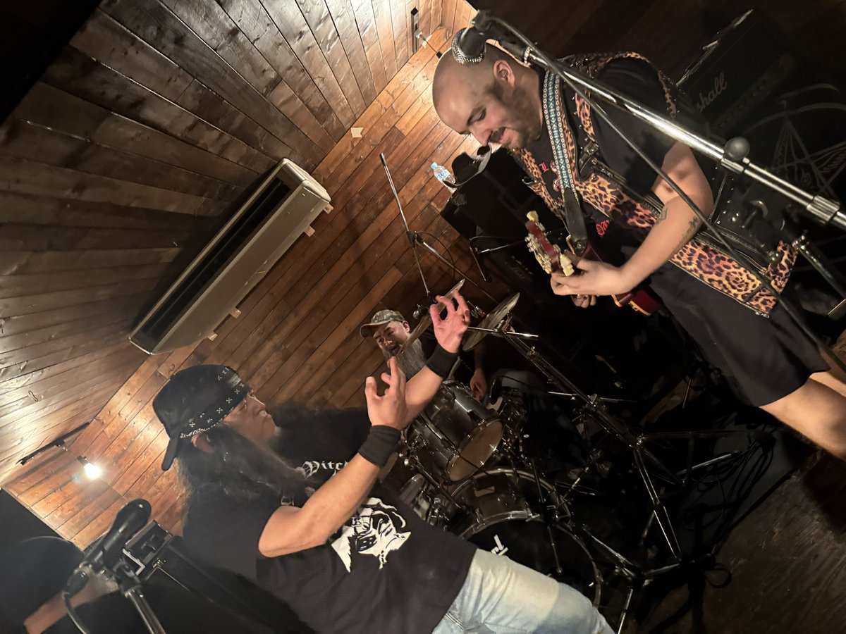 2025.12.29小岩BUSHBASH
MEDVED
わたしのライブ納めラストはMEDVED
小松さんがゲストvo.参加したり、最高の最高🔥🔥🔥
まこすちゃんとわたしは今年話題の
熊T買いました
来年もよろしくお願いします！！