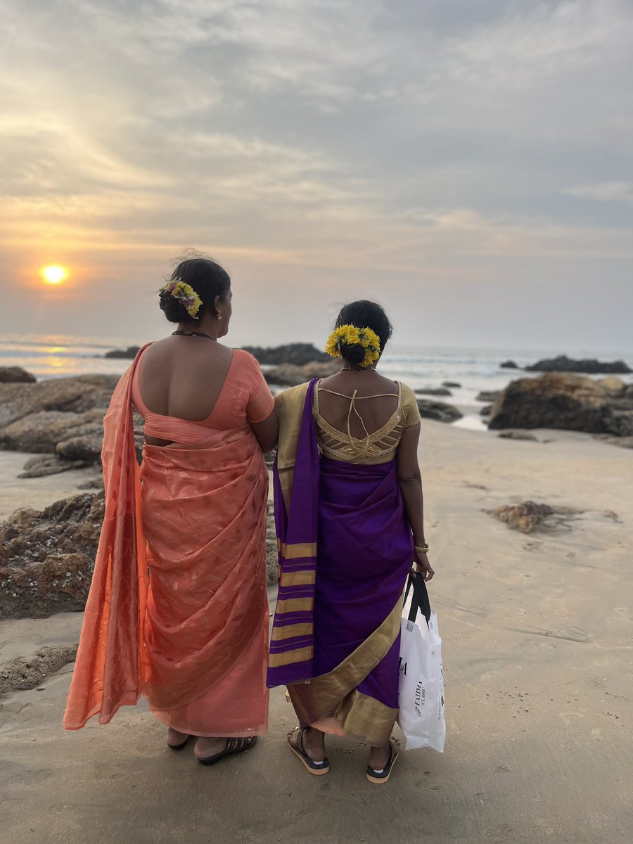 Dear flower lovers,

May the new year bring nurturing friendships, fragrant gajras, and moments of quiet belonging. 🌸

📸: <a href="/woohoochild/">Woohoochild</a> 

#HoovuFinds #FlowerLovers #NewYearBlooms