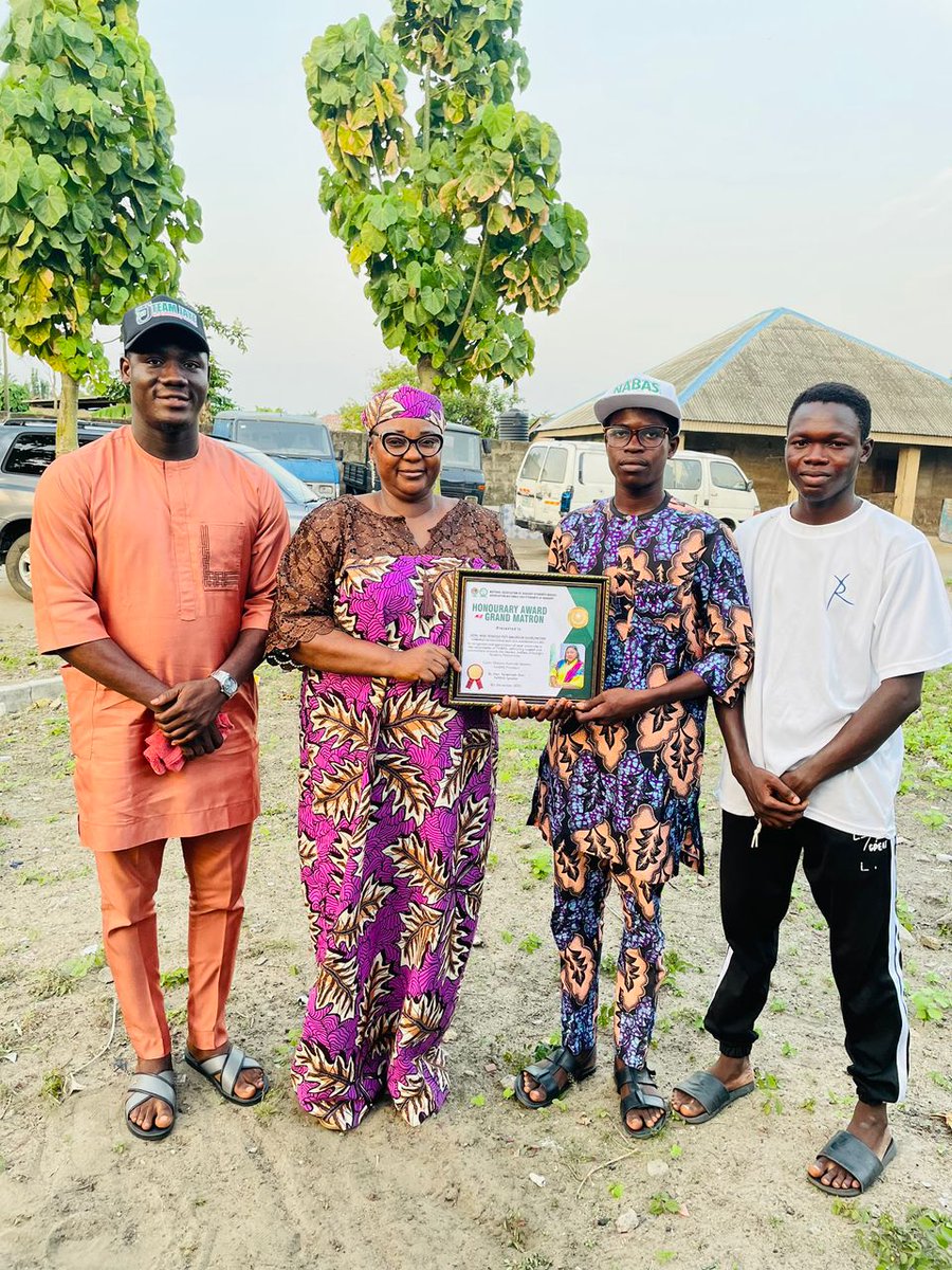 NABAS PAYS COURTESY VISIT TO MRS SEWEDE POT-BALOGUN OLORUNFEMI: IMMEDIATE PAST SUPERVISOR FOR EDUCATION, BLG, HONOURS HER AS GRAND MATRON 

facebook.com/share/p/1FGjEV…

#NABAS2025
#ALLBADAGRYSTUDENTS