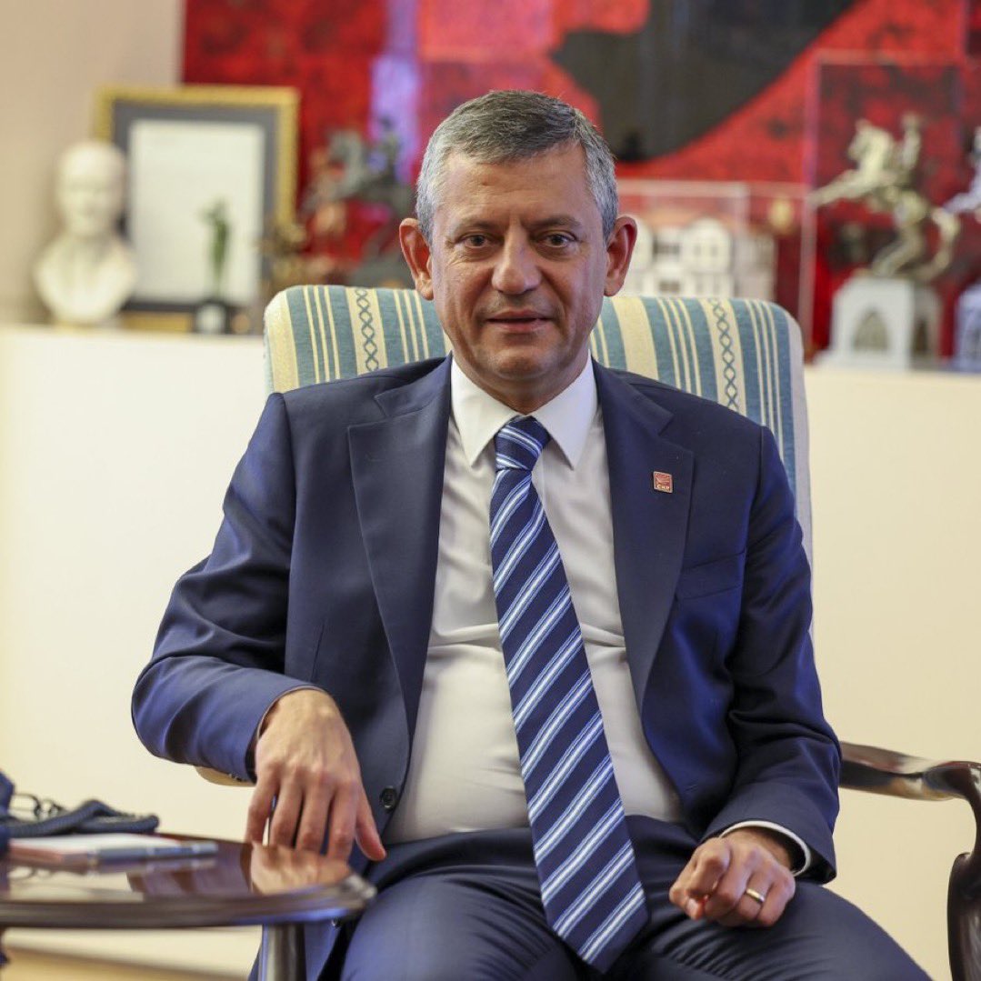 Özgür Özel:

 "2026'dan tek dileğim erken seçim."