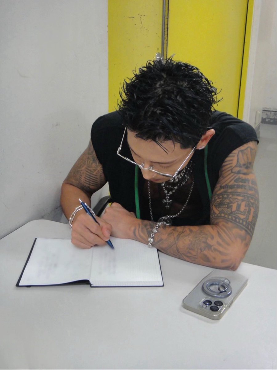 kazuki when he flips that phone over