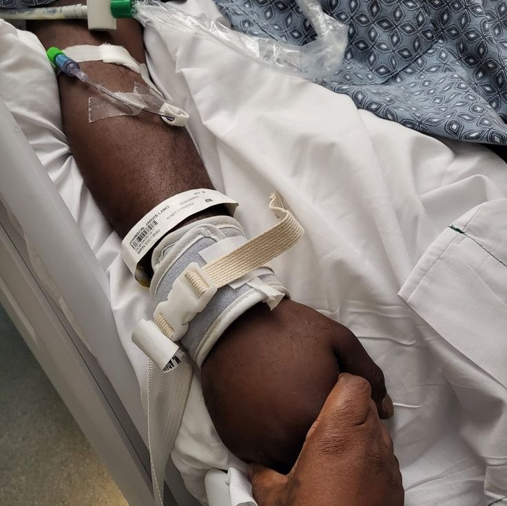 Samsonthegoat25's tweet image. He's been battling lung cancer, and the doctors say he has only about 7 hours left. Oh Lord, I'm so scared and heartbroken. Please pray for him and for us