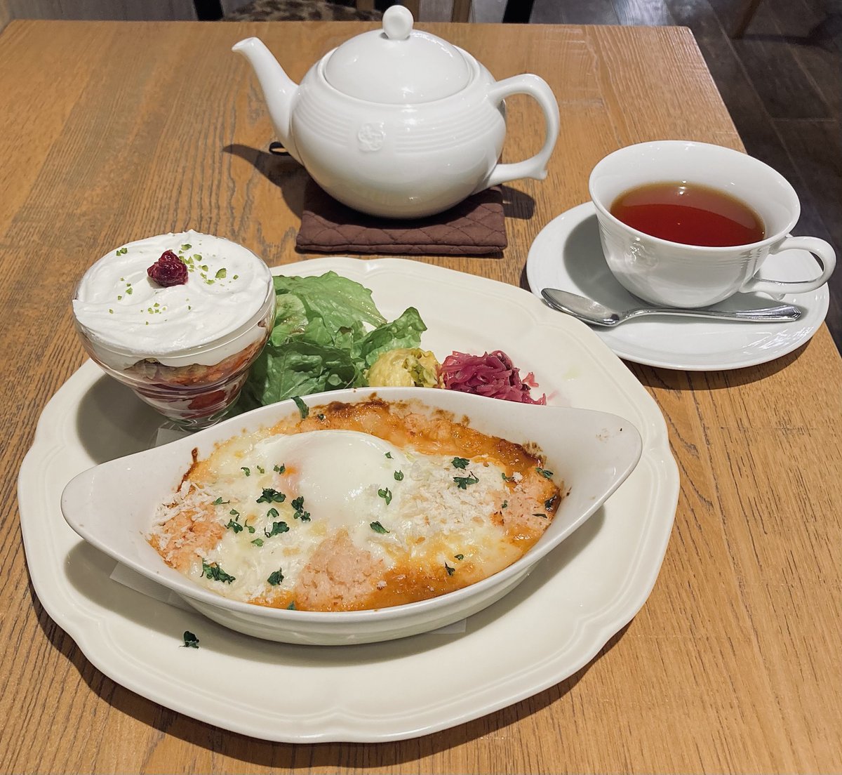 ash0_FF7FS's tweet photo. 昨日はしのぶれどうにねんちゃんとうどん〆で終わらず🤭パフェとコーヒー🫶至福
本日はアフタヌーンティールームでニューイヤープレートを味わい、みはしの白玉あんみつと舟和のあんこ玉&amp;芋ようかんをお土産に買いました
今から映画ニューイヤーズ・イブを観る！

みなさま良いお年をお迎えください✨ https://t.co/PT4DiSWrVv