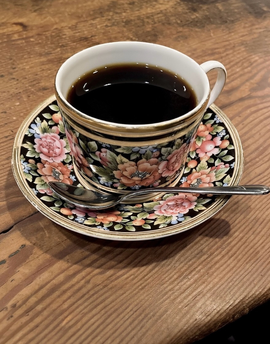 ash0_FF7FS's tweet photo. 昨日はしのぶれどうにねんちゃんとうどん〆で終わらず🤭パフェとコーヒー🫶至福
本日はアフタヌーンティールームでニューイヤープレートを味わい、みはしの白玉あんみつと舟和のあんこ玉&amp;芋ようかんをお土産に買いました
今から映画ニューイヤーズ・イブを観る！

みなさま良いお年をお迎えください✨ https://t.co/PT4DiSWrVv
