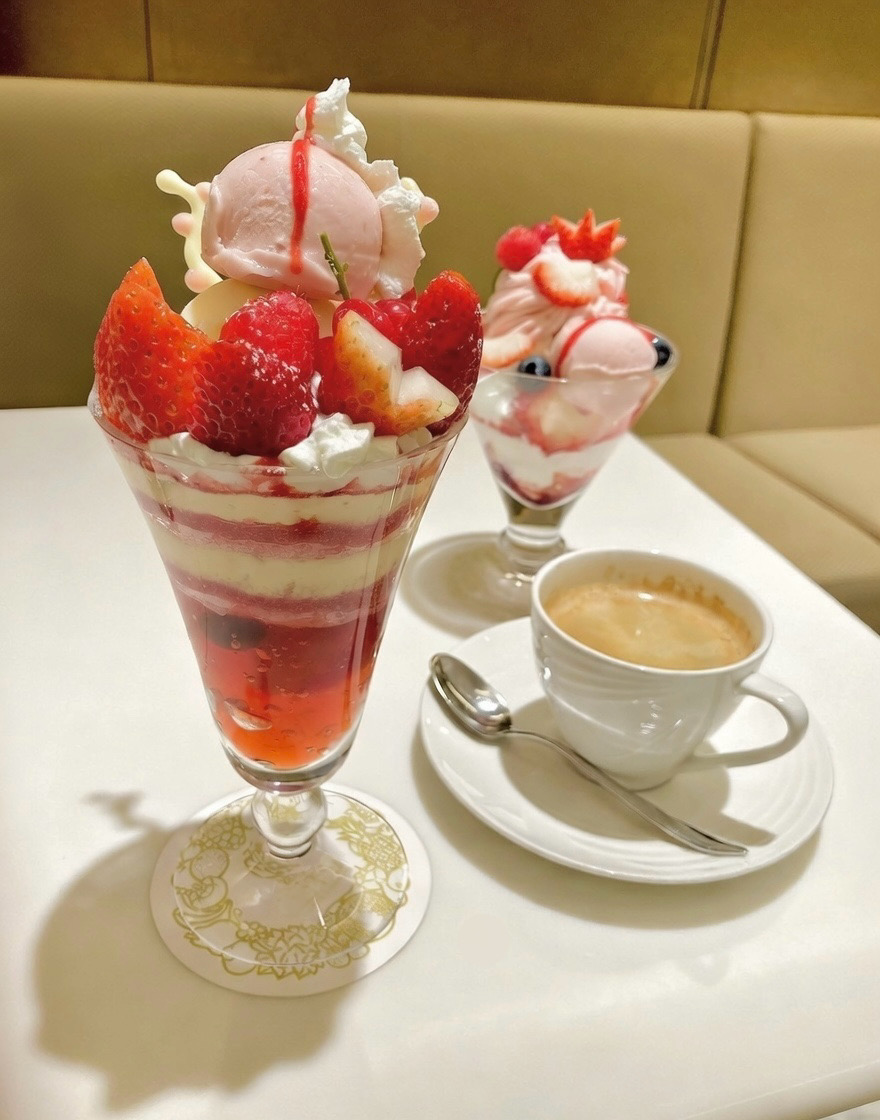 ash0_FF7FS's tweet photo. 昨日はしのぶれどうにねんちゃんとうどん〆で終わらず🤭パフェとコーヒー🫶至福
本日はアフタヌーンティールームでニューイヤープレートを味わい、みはしの白玉あんみつと舟和のあんこ玉&amp;芋ようかんをお土産に買いました
今から映画ニューイヤーズ・イブを観る！

みなさま良いお年をお迎えください✨ https://t.co/PT4DiSWrVv