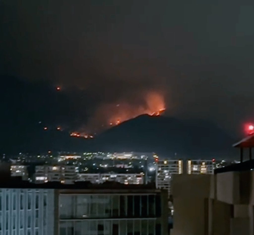 🇨🇱 | GRAVE: Denuncias apuntan que incendio en San Carlos de Apoquindo estaría orquestado por el mismo grupo que ha llamado a desestabilizar a Kast cuando asuma el próximo 11 de marzo. Fiscalía indaga la situación. Nosotros, la ciudadanía, debemos condenar el hecho con firmeza.