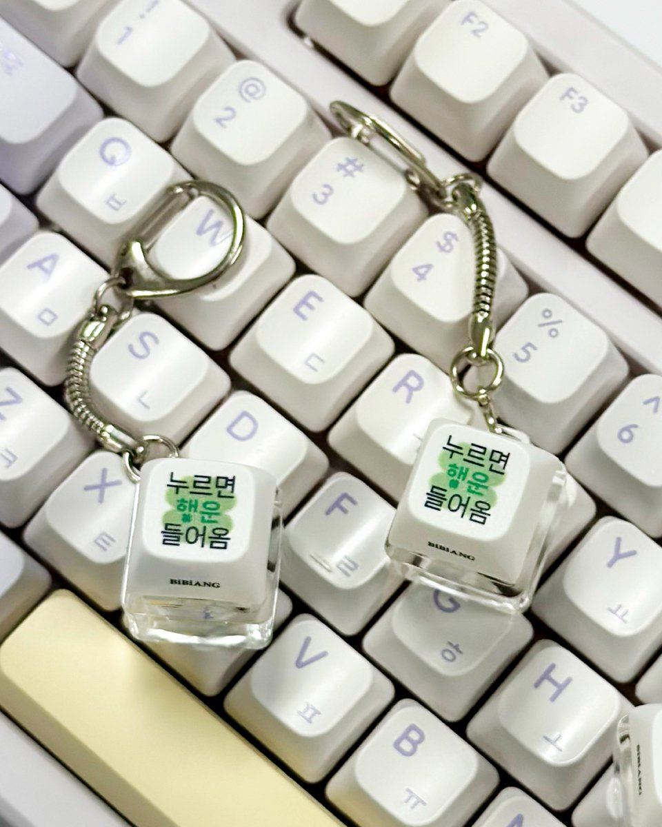 #RT EVENT🍀

𝐁𝐢𝐁𝐢𝐀𝐍𝐆 카톡 선물하기 단독 𝐎𝐏𝐄𝐍 !

✨행운이 톡 - 하고 찾아오는
새해 맞이 행운 키캡 키링 증정 이벤트

💚 buly.kr/2qZOc2J

지금 카톡 선물하기에서 비비앙 제품 구매하면
귀여운 행운 키캡 키링을 함께 드려요
새해엔 향도, 행운도 비비앙으로 시작해