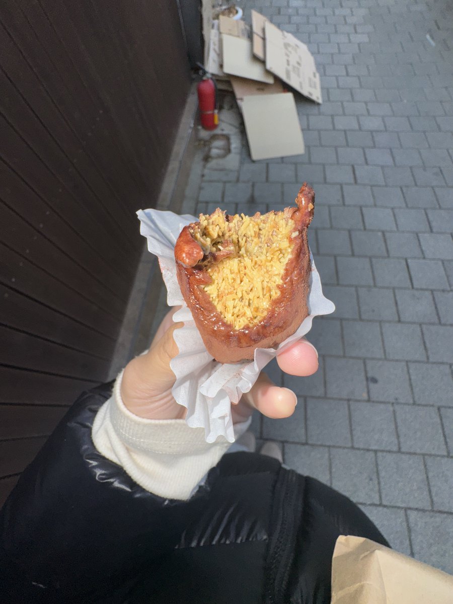 당산 애드커피? 두쫀쿠 품절 없고 영원히 두쫀쿠를 생산한다길래 왔는데 다 팔려서 20분 기다림... 근데 20분만 기다리면 진짜 방금 만든 두쫀쿠 먹을 수 잇어 다음에 또 사먹는다