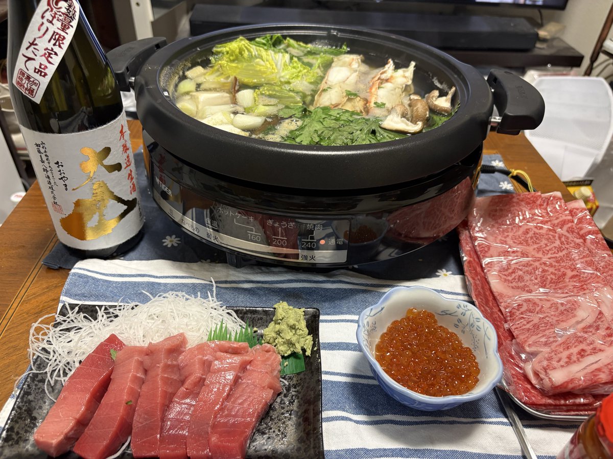 New_seiichi's tweet photo. ぼっち・ざ・大晦日！∠(　˙-˙ )／
一年間、沢山のイイネ！リポスト！コメント！ありがとうございました。心から感謝申し上げます。今年最後のポストになります。
●今夜は！蟹！牛肉！しゃぶしゃぶします！さあ「酔い娘の時間ですよ」始めます！
●来年もフォロワー様の酔い年に笑！なりますようお祈り申し上げ上げます！
●さあ！宴だ！蟹食って！高級焼肉！刺身！食べる〜笑！
　　　　　　　　　　2025.12.31 SEIICHI