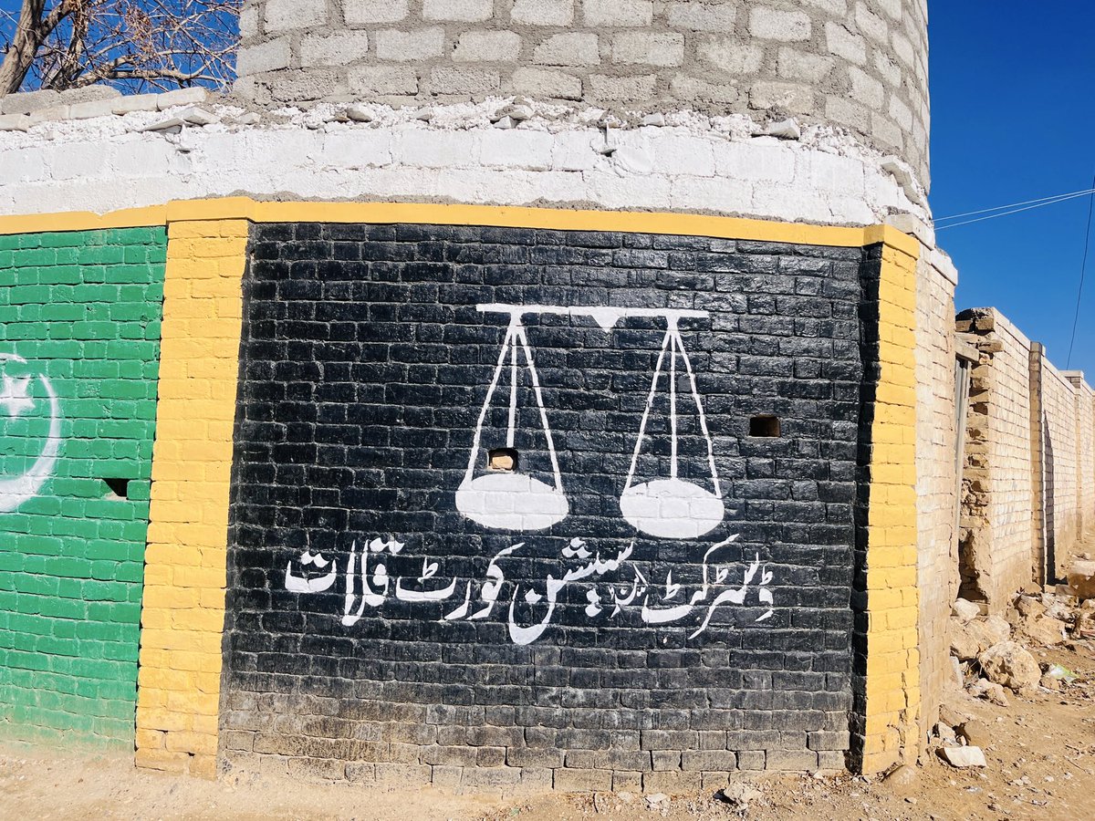 NadiaBaloch99's tweet photo. ڈاکٹر ماہ رنگ بلوچ سمیت بی وائی سی کے  پرامن بلوچ قیادت کے خلاف ریاست قانون کو ہتھیار کے طور پر استعمال کر رہی ہے ۔

ڈاکٹر ماہ رنگ بلوچ ، اور انکے ساتھیوں کے غیر قانونی حراست کو 10 مہینے مکمل ہو چکے ہے ، اس دوران بلوچستان سے لے کر اسلام آباد تک انکے رہائی کیلئے پر امن دھرنے اور تحریک چلائیں گئے اور اب عدالتوں میں انصاف کی جنگ لڑ رہے ہے۔ بی وائی سی لیڈران پر لگائے گئے تمام الزامات جھوٹ اور بغض پر مبنی ہے اور ریاست بی وائی سی کے سیاست اور عوامی پزیرائی سے خوفزدہ ہونے کے وجہ سے اب تک انہیں پابند سلاسل رکھے ہوئے ہے ۔ 

تفصیل بابت درخواست ضمانت

کوئٹہ میں مزید چھ ایف آئی آرز میں ضمانت مل چکی جن میں چار  سیٹی سیشن کورٹ اور دو سریاب ڈیوژن نے دی ہیں۔ 
 اور مستونگ میں بھی دو ایف آئی آرز میں جوڈیشل مجسٹریٹ کورٹ کی طرف سے ضمانت مل چکی ہیں۔

مزید یه کے کاؤنٹر ٹیررازم ڈیپارٹمنٹ نے قلات میں ڈاکٹر ماہ رنگ بلوچ، بیبو گلزادی شاہجی اور بیبرگ بلوچ کے خلاف چار ایف آئی آرز درج کیں۔جن میں انہیں ریاست کی جانب سے  مجرم ثابت کرنے کی کوششوں کے باوجود، اینٹی ٹیررزم کورٹ قلات نے تمام درخواست گزار کو ضمانت پر رہا کر دیا، جو اس بات کا واضح ثبوت ہے کہ یہ مقدمات بے بنیاد ہیں۔
مجموعی طور پہ اس ہفتے میں ڈاکٹر ماہ رنگ اور ان کے ساتھیوں کو بارہ مختلف مقدمات میں ضمانت مل چکی ہیں۔ 
یہ تمام ایف آئی آرز جنوری اور فروری کے دوران درج کی گئیں۔ یہ کوئی اتفاق نہیں بلکہ ایک منظم اور مربوط ریاستی حکمتِ عملی ہے۔ اس طرزِ عمل سے صاف ظاہر ہوتا ہے کہ ریاست نے مذاکرات کے بجائے جبر اور انصاف کے بجائے خوف و ہراس کو اختیار کیا ہے۔ مگر ان کیسز میں ثبوت اور دلیل کے بجائے پروپیگنڈہ کو بطور ہتھیار استعمال کیا گیا جو کسی بھی عدالت میں شواہد کے دائرے میں نہیں آتے ، جس نے ریاستی اداروں کے مکروہ نیت کو بے نقاب کیا ہے ۔

یہ ایف آئی آرز محض اسٹریٹجک لِٹیگیشن ہیں—یعنی ایسے مقدمات جو ایک ہی نوعیت کے ہیں—جن کا مقصد صرف اور صرف بلوچ یکجہتی کمیٹی (BYC) کی قیادت کو ہراساں کرنا اور قید میں ڈالنا ہے۔ جب ریاست کو شواہد نہیں ملتے تو وہ مقدمات گھڑتی ہے۔

ایک واقعے کے اوپر متعدد ایف آئی آرز درج کرنا غیر قانونی اور واضح بد بیتی ہے جیسے کہ جنوری 2025 میں دالبندین جلسے کے خلاف مختلف اضلاع میں ایف آئی آرز درج کی گئیں، جو سیاسی کارکنوں کو طویل اور نہ ختم نہونے والی قانونی جنگ میں الجھانے کا ایک آزمودہ ہتھکنڈا ہے۔اس کی وجہ بالکل واضح ہے: BYC قیادت کے خلاف کوئی براہِ راست یا ناقابلِ تردید ثبوت موجود نہیں۔ اسی لیے ریاست ایک ہی واقعے پر بار بار ایف آئی آرز درج کر کے یہ سمجھتی ہے کہ تعداد، ثبوت کی کمی پوری کر دے گی۔

یہ عمل آئینِ پاکستان کے آرٹیکل 13 کی کھلی خلاف ورزی ہے، جو ڈبل جیوپرڈی یعنی ایک ہی الزام پر بار بار مقدمہ چلانے سے تحفظ فراہم کرتا ہے۔ریاست محض اس لیے کسی شہری کو بار بار کٹہرے میں کھڑا نہیں کر سکتی کہ وہ عدالتی نتائج سے مطمئن نہیں۔

ماہ رنگ بلوچ اور ان کے ساتھیوں کے خلاف قلات میں سی ٹی ڈی نے ماہ گنج بلوچ کے خودکش حملے کے حوالے سے ایف آئی آر درج کیا ، ایک ایسا الزام جو جتنا مضحکہ خیز ہے اتنا ہی بدنیتی پر مبنی ہے۔اس سے بھی زیادہ افسوسناک بات یہ ہے کہ جب چار پنجابی مزدور ایک مسلح تنظیم کے ہاتھوں قتل ہوئے تو ریاست کی یہی مشینری خاموش رہی۔ اور اصل ملزمان کے خلاف سنجیدہ کارروائی کی لیکن اس واقعے کے ایف آئی آر بھی بی وائی سی کے پر امن سیاسی لیڈران کے خلاف درج کی گئی۔ان تمام کیسز سے بی وائی سی لیڈران کو سیشن کورٹ نے ضمانت دے دی ہے۔

بلوچستان میں سیاسی جدوجہد کو جرم بنا دیا گیا ہے، پُرامن سیاسی قیادت کو نشانہ بنا کر ریاست سیکیورٹی قائم نہیں کر رہی بلکہ اپنی آئینی ساکھ کو خود تباہ کر رہی ہے۔ جسے دہشتگردی کے خلاف کاروائی کا نام دیا جاہ رہا ہے۔یہ اختلافِ رائے اور سیاسی اجتماع کو جرم بنانے کی ریاستی پالیسی ہے ،یہ قانونی ہراسانی کے ذریعے اجتماعی سزا ہے۔

یہ ایف آئی آرز اس بات کا ثبوت ہیں کہ ریاست پرامن مزاحمت سے خوفزدہ ہے۔جب آوازوں کو طاقت کے ذریعے خاموش نہیں کیا تو قانون کو ہتھیار بنا لیا جاتا ہے ۔ 
لیکن تاریخ گواہ ہے: جو قوانین ظلم کے لیے استعمال ہوتے ہیں، وہ آخرکار ظالم کو ہی بے نقاب کرتے ہیں۔

#ReleaseBYCLeaders