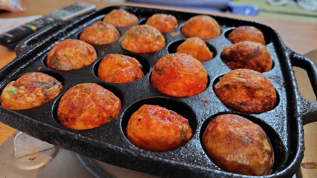 大晦日イブはシンスプリントの為
ランオフ😢
ブリ大根とタコ焼き🐙

【たこ焼きレシピ】
①一度も洗ってない20年もの鉄板を用意
②粉200gに水800㏄、卵2、だし粉、醤油、エビ粉、イカ天フライを砕き入れ、刻みニラ、胡椒、刻み紅生姜をIN

メーカーレシピで作ったら
表面ボコボコ、なかトロなりません