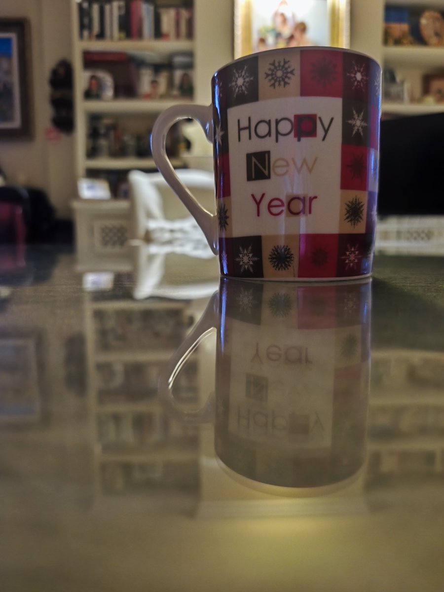 El año se desviste,deja a
los q supieron sentarse a mi lado y acompañaron sin  invadir 
Acepté q hay preguntas sin respuesta 
Llegaron rostros nuevos  Otros fueron espejos q solo devolvieron lo q les conviene, 
pero aprendí a mirar mejor
El año se va pero 
me deja más cerca de mí