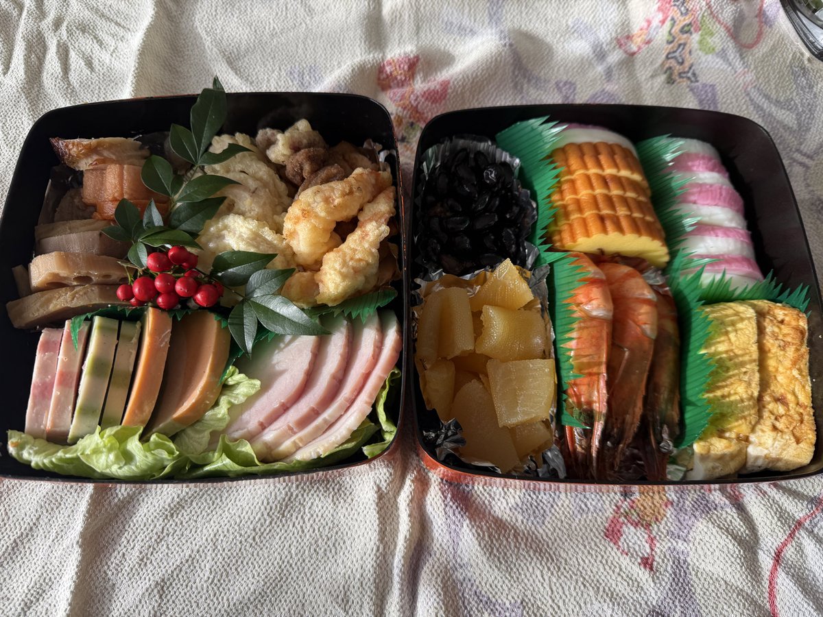 実家でおせち料理をもらって帰って来た😄
娘たちのももらった🥳
これ、更にローストビーフとポテサラと握り寿司とちらし寿司がある🫠
正月休みの間に太ってしまうわ😩