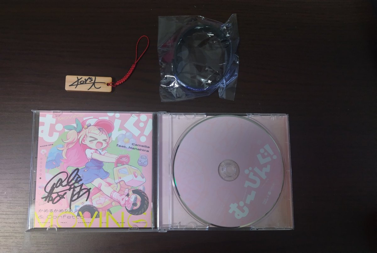 かめりあさんのサイン入りCDとkors kさんのサイン入りキーホルダー