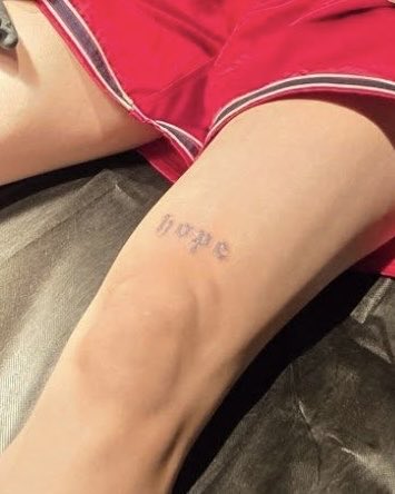 헐 호비가 hope 타투 받는 사진 올려줫어 ㅁㅊ