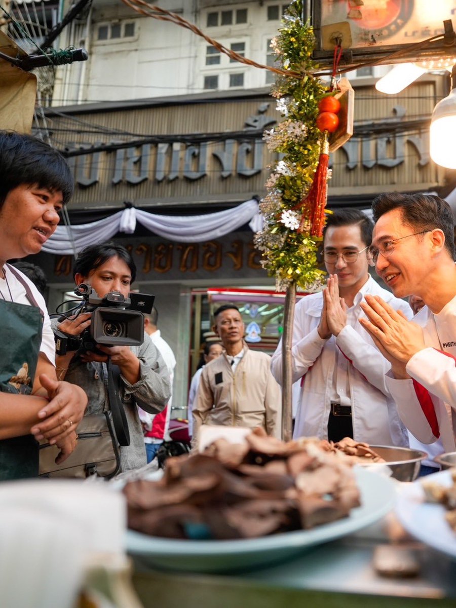 ผมขอลาปี 2568 ไปกับบรรยากาศเยาวราชนะครับ

วันนี้นักท่องเที่ยวยังหนาแน่นเหมือนเช่นเคย ขอบคุณพี่น้องทุกท่านที่แวะเข้ามาทักทายกันในวันส่งท้ายปีครับ

พรรคเพื่อไทยตั้งใจมาพบปะพ่อค้าแม่ขาย รวมถึงพี่น้องคนทำงานอีกหลายท่าน ที่ยังคงทำหน้าที่อย่างเข้มแข็ง แม้ในช่วงเทศกาลที่หลายคนได้หยุดพัก