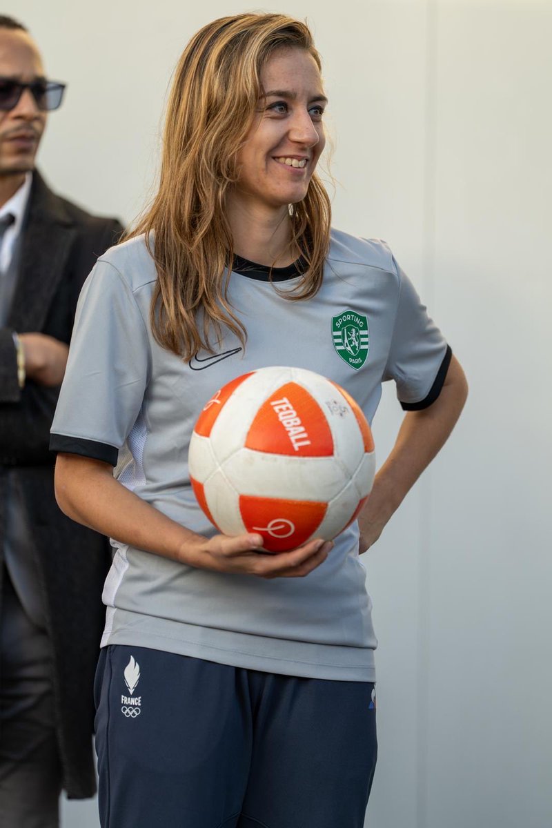 🟢⚪ Démonstration de Teqball avec Elisa, joueuse de l’équipe de France 🇫🇷 et membre du Sporting Club de Paris, récemment engagée au Championnat du Monde 🌍

🤝 Une table de Teqball offerte à l’École nationale de police de Paris, en collaboration avec nos partenaires

📸 Retour