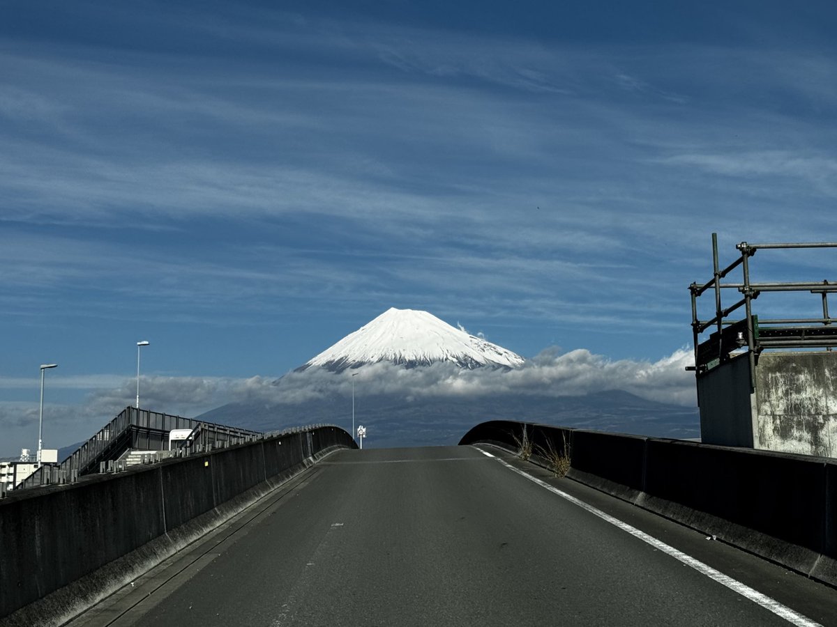 hagaki2011's tweet photo. 今年最後の富士山です🗻
皆さん良いお年をお迎えください☺️ https://t.co/umAS0sfq27
