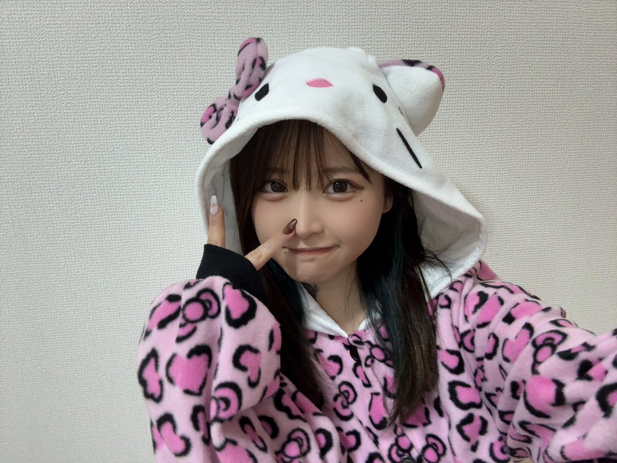 23:00-
TikTokカウントダウン配信

あと2時間😳
いやーー1年あっという間やったね
最後の1時間私と過ごせる人は過ごそう‼️

家族等と過ごす人達はしっかり楽しんで🙆‍♀️
2025年ありがとうございましたっ
良いお年を🎍