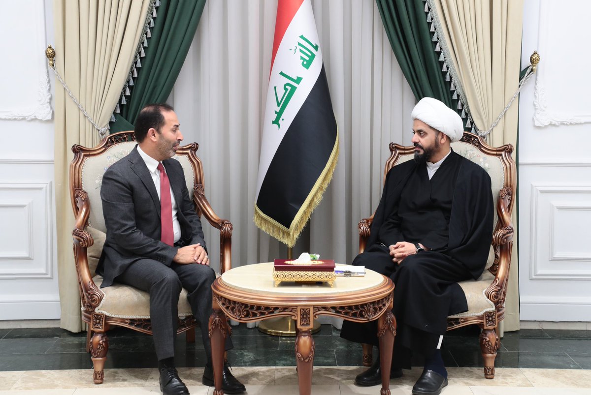 الشيخُ الأمينُ يستقبلُ السفيرَ الأردني ويبحثان تطوراتِ المنطقة والتعاون المشترك

استقبل الأمينُ العام لحركة عصائب أهل الحق، سماحة الشيخ قيس الخزعليَّ، في مكتبهِ ببغداد، سعادةَ سفيرِ المملكة الأردنية الهاشمية لدى العراقِ السيد ماهر الطراونة.

وخلال اللقاء، قدّم سعادة السفير تهانيه