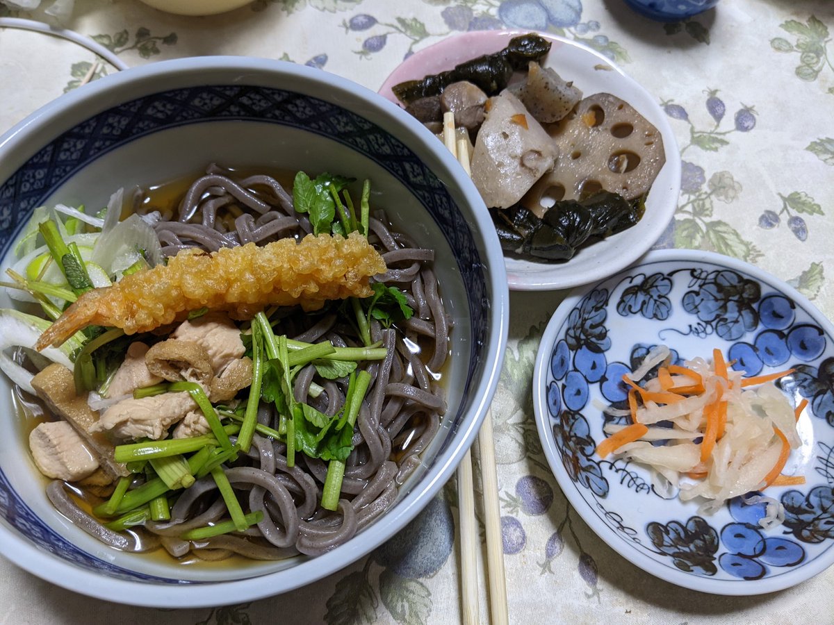つくなり大量の台所の洗い物をして、色々だしてやっと自分の分のおそばを食べるとまでたどり着いた！😂海老天はスーパーのです😌