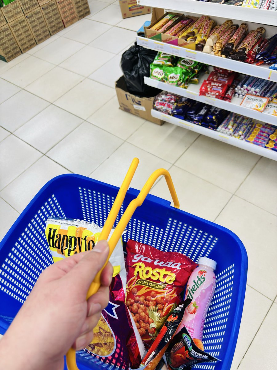 JiooX0's tweet photo. Buat tahun baruan sendiri di balkon mess 😂 https://t.co/1n7sojj9U9
