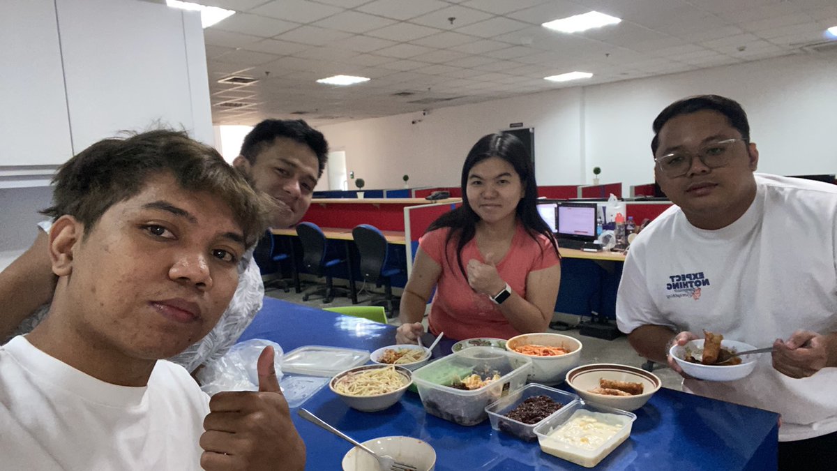 xandz34's tweet image. Merry Christmas at work 😋🎄☺️
#merrychristmas #happyholidays #holidaywork #workmates #colleagues  
📷  dec 25 2025