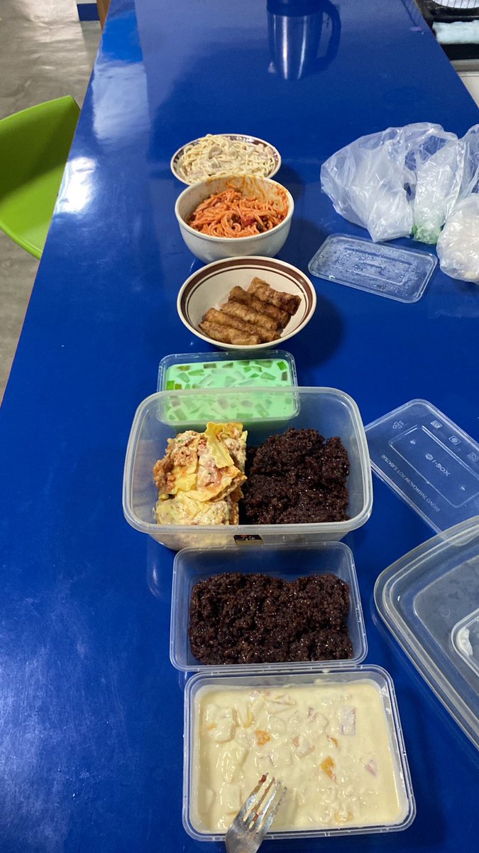 xandz34's tweet image. Merry Christmas at work 😋🎄☺️
#merrychristmas #happyholidays #holidaywork #workmates #colleagues  
📷  dec 25 2025