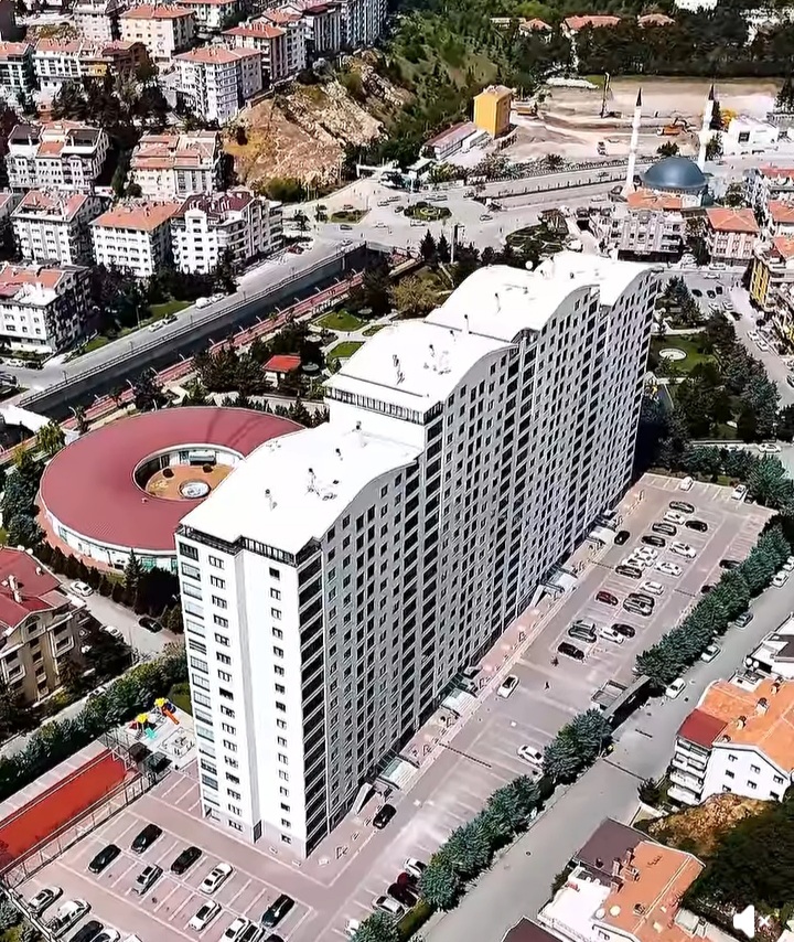 Keçiören'de en fazla 4 katlı evlerin ortasına hançer gibi soktu bu beton yığın binaları  Melih Gökçek'le Turgut Altıñok.
Şimdi de bağırıyorlar UTANMADAN, "trafik var, Keçiörende sel var, yüksek kodlara su çıkmıyor" diye. <a href="/mansuryavas06/">Mansur Yavaş</a>