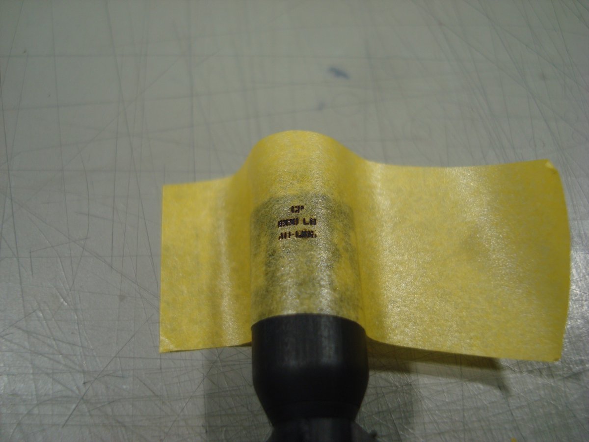 mosuke_models's tweet photo. 高さ1mmの文字をカットしてみました。所々潰れてますね。カット時に焼き切れたのか台紙から剥がす時に千切れたのか。
それとマスキングを剥がす時に線が細すぎるせいか塗膜が持っていかれて更に文字が潰れます。うーんさすがにこのサイズは厳しいか？ https://t.co/1D8slJTD2J