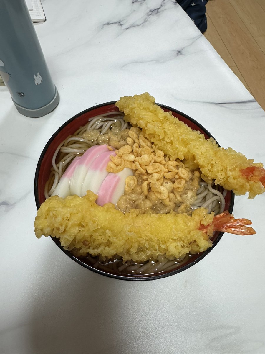 wasyori's tweet photo. ここ3年大晦日にエビの天ぷら揚げてましたが今年は買いました　年越しそばそば🍤 https://t.co/s5hP759Im1