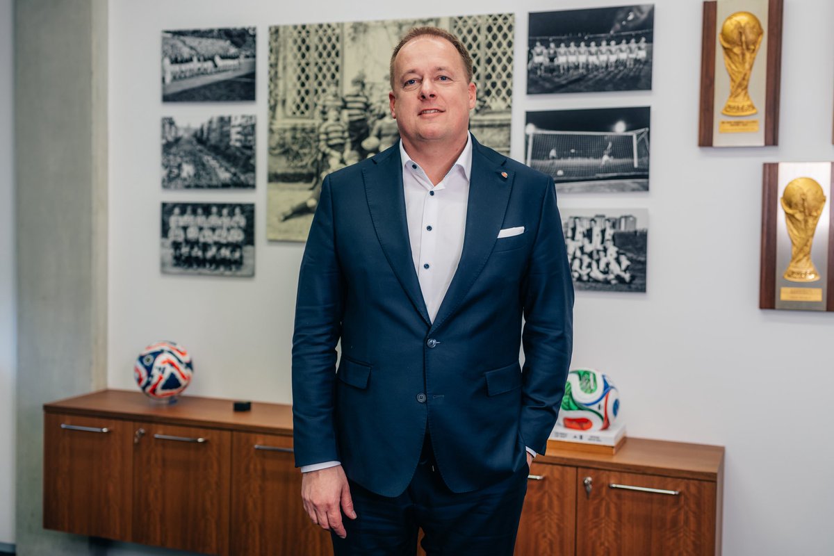 Milí fotbaloví přátelé,

děkuji všem hráčům, trenérům, rozhodčím, zástupcům fotbalových organizací, dobrovolníkům, rodičům i fanouškům, bez nichž by náš sport nemohl fungovat. 
Fotbal je víc než jen hra – je to radost, emoce, přátelství a společná vášeň, která nás spojuje.
Do