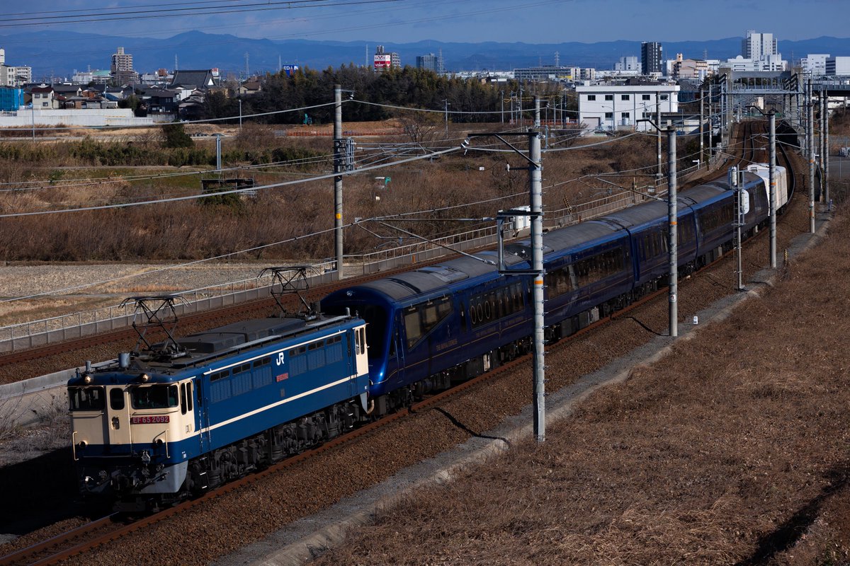 あと数時間で2025年も終わりですね。
あっという間でした...
今年のカットで一番印象に残っているロイヤルエクスプレス甲種のカットを貼って〆とします。
皆様、来年もよろしくお願いします！