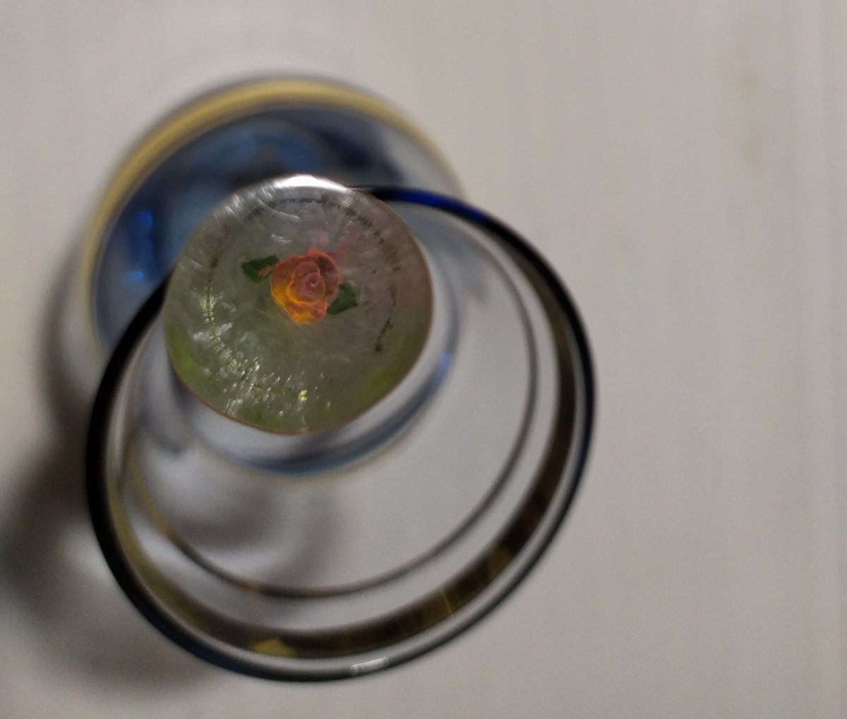 An old ballpoint pen with a small rose inside. Unfortunately, it would be difficult to find a compatible refill; otherwise, I would have found a good use for it ✍