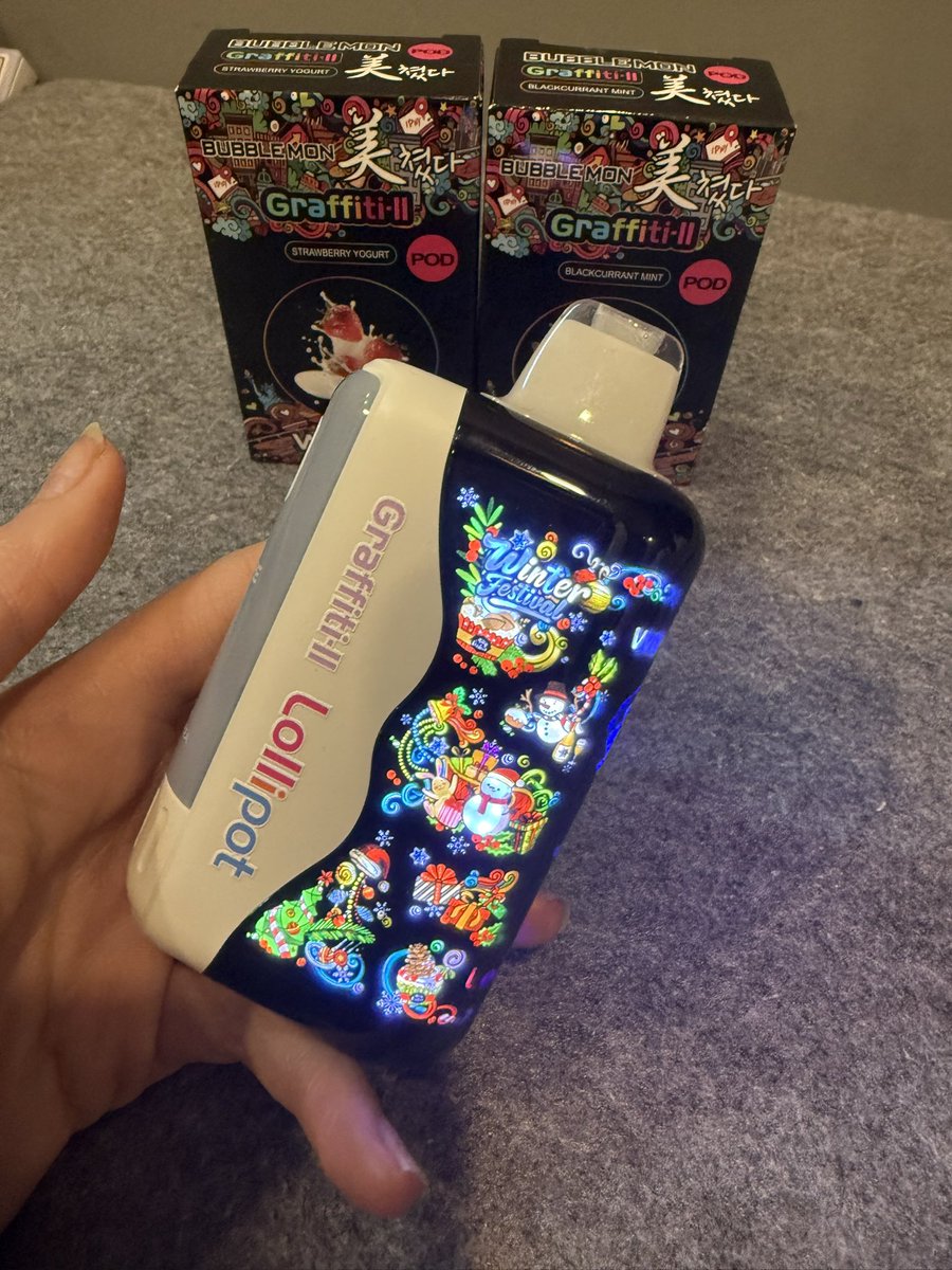 mamaniwanaisho's tweet photo. ぜっっっったいに流行る
韓国語vape 2選
bubblemon（1．2枚目）は多分
wevapeというショップでしか買えないです。こちらは使い切りタイプとリキッド交換タイプがあります！リキッド4個買ったらバッテリーサービスしてくれた（優）
3．4枚目はカンナムのショップで買いました。個人的にメロンが好きです。