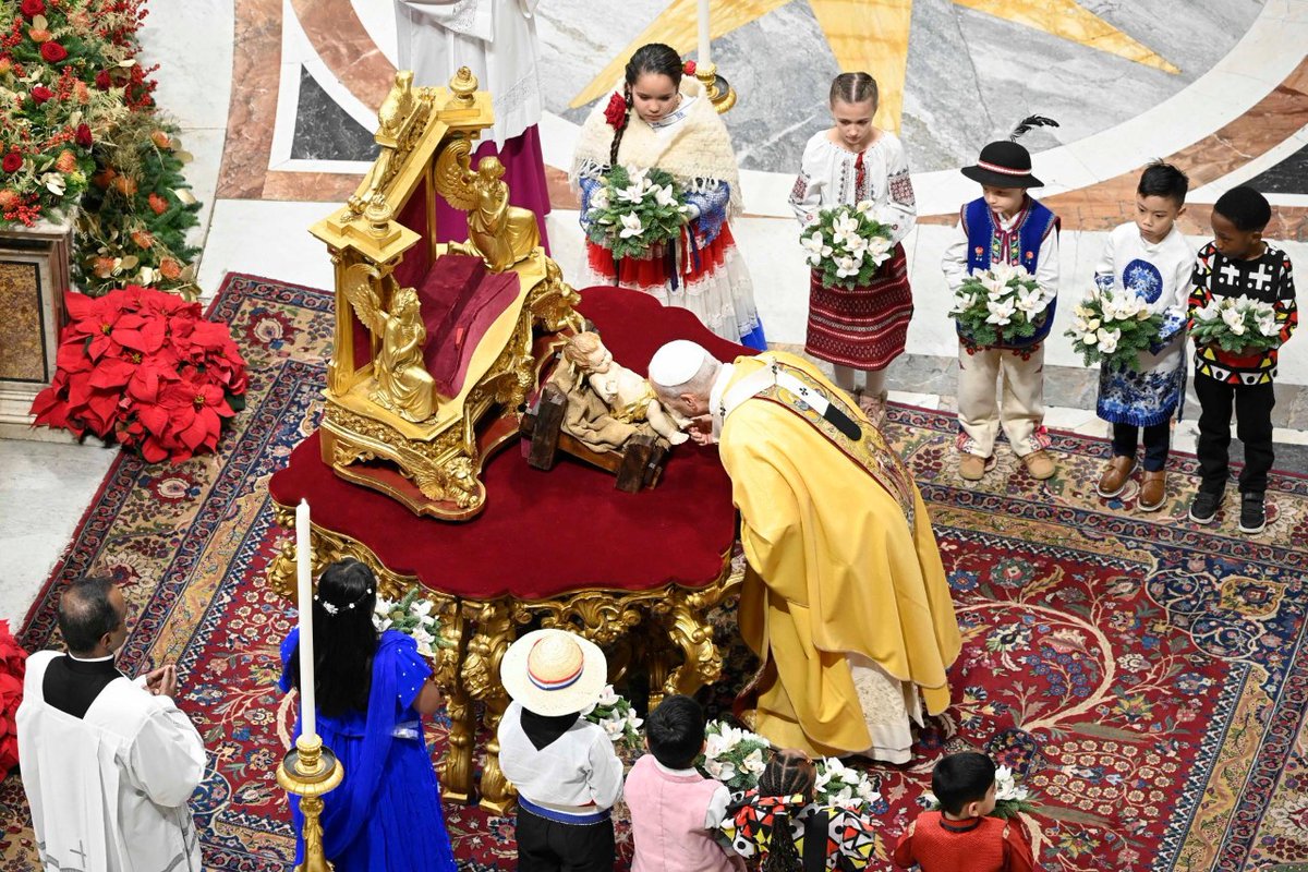 vaticannews_fr's tweet image. 💐 Vœux l À l'approche de la fin du Jubilé et au cœur du temps de Noël, la rédaction francophone de Radio Vatican vous souhaite une heureuse et sainte année 2026 ! #BonneAnnée

📷 Messe de la nuit de Noël à Saint-Pierre, 24.12.25