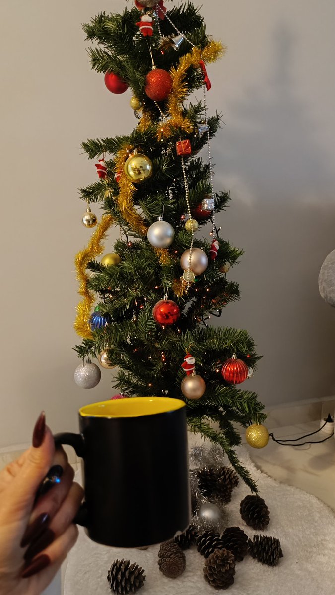 Kalbimizi yoran herşeyi geride bırakıp iyi gelen her şeye cesaret ettiğimiz bir yıl olsun yolumuz bilgiyle kalbimiz sevgiyle dolsun mutlu yıllar diliyorum 2026 sağlıkla umutla gel🌲🥳