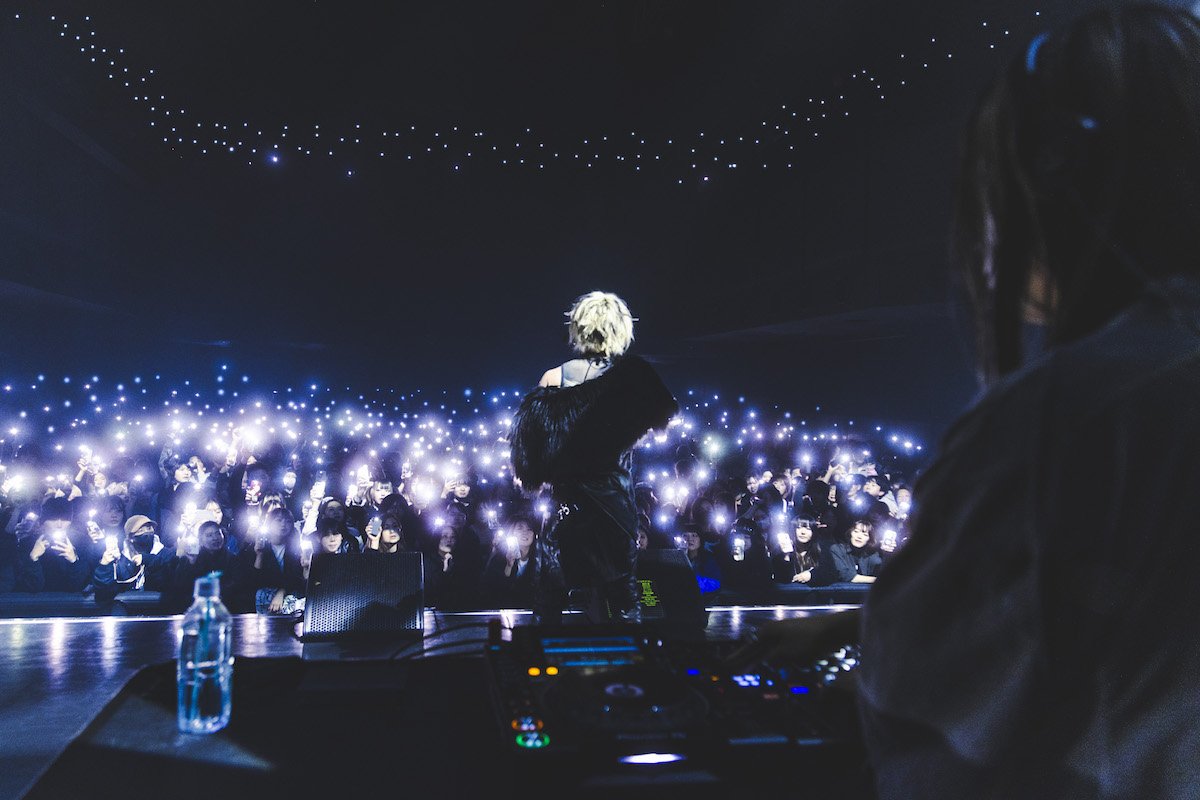Spincoaster's tweet photo. 【REPORT】(sic)boy DOUKE TOUR 2025

集大成のその先へ──全29曲、ノンストップで駆け抜けたツアーファイナル

サポートアクトとしてlilbesh ramko、客演でOMSB、vividboooy登場。最新アルバム『DOUKE』を携え7箇所を巡ったツアー最終公演をレポート https://t.co/rmyYetmD1z @sid_the_lynch https://t.co/zIaX7MR9YV