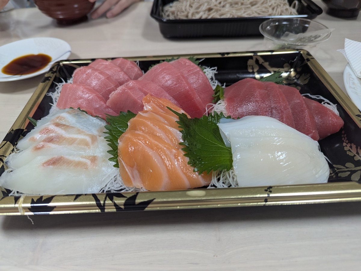 角上魚類デビュー。皆さん並ぶだけあって、おいしい！美味しいお刺身を食べると、また東北に行きたくなる。