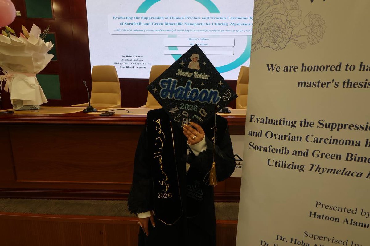 Ihatoonalamri's tweet photo. لـ الله أولًا: اللهم لك الحمد على كل ما أنعمت به عليّ، على ما أخذته مني وما أعطيتني إياه. بكل أسماءك التي سميت بها نفسك ورفعت بها قدرك وأثنيت بها عليك, الحمد للّه على لطفك الخفيّ منه والبيّن، على إرادتك التي تعلو فوق كل إرادة. اللهم أكرمني من عندك وبارك لي فيما رزقتني وانفع بي أينما وضعتني واجعل لي شأنًا في خلقك. آمين.
لنفسي ثانيًا: في كل مرة تتوغلين فيها ممرًا جديدًا من ممرات الحياة تخافين أن تُكسر قشرتك الهشة، فما تعودي على براءتك الأولى ولكن تأتي الرياح عكس ما توقعت وتجري سُفنك في بحار لا تألفيها، وإذا بقشرتك الهشة تصبح أكثر مرونة ومتانة، تتعلمين، تقودين، تسقطين، تقفين، وتطلبي العون حيث وجدتيه وتكوني عونًا حيث كنتِ. هنيئًا لكِ انتهاؤك من مرحلة كدت لا ترين لها مخرجًا. الحمد لله 🥹🩵🩵🩵🩵!