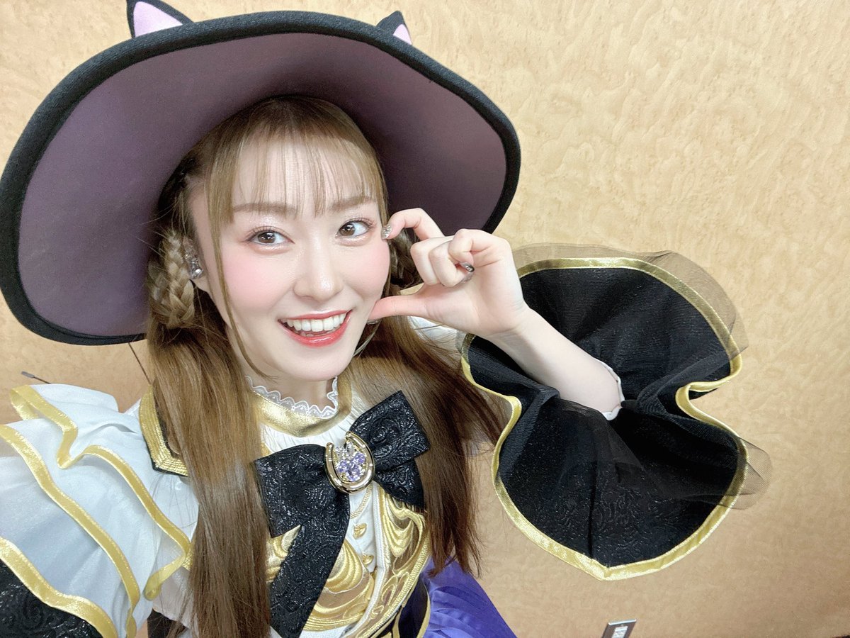 shioririri_'s tweet photo. 「第9回　ももいろ歌合戦」ゴールイン🍑

特別リミックス「うまぴょい♡ラッシュっしゅ！」を披露させていただきましたがどうでしたか？🥰
スイープトウショウ役として出走できて2025年、幸せな締めくくりとなりました🪄💜使い魔、ありがとねっ！

ではでは良いお年を〜🐴

#ウマ娘 #ももいろ歌合戦 https://t.co/UEXVBGzw2P