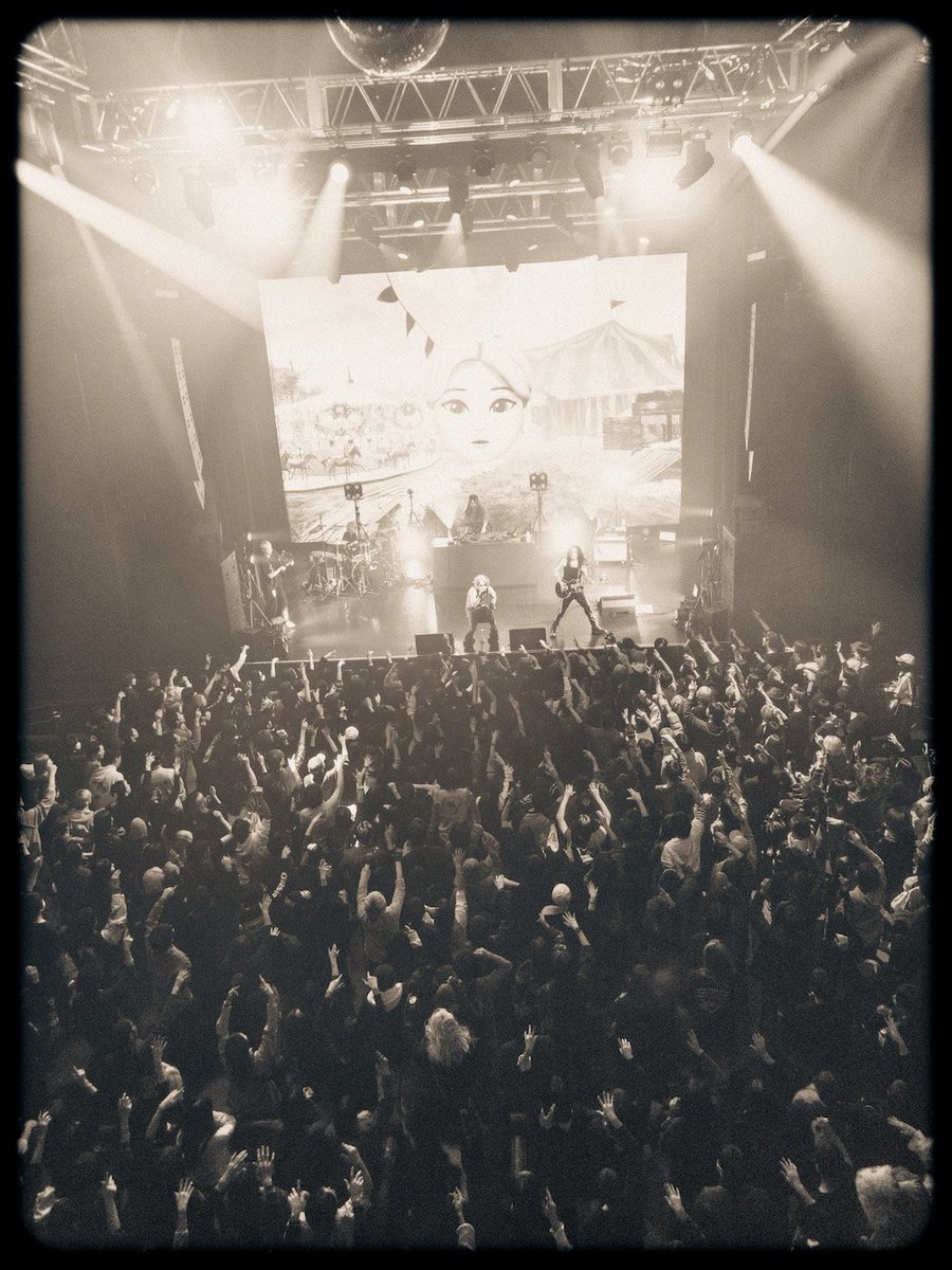 Spincoaster's tweet photo. 【REPORT】(sic)boy DOUKE TOUR 2025

集大成のその先へ──全29曲、ノンストップで駆け抜けたツアーファイナル

サポートアクトとしてlilbesh ramko、客演でOMSB、vividboooy登場。最新アルバム『DOUKE』を携え7箇所を巡ったツアー最終公演をレポート https://t.co/rmyYetmD1z @sid_the_lynch https://t.co/zIaX7MR9YV